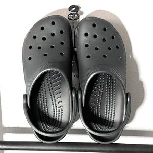 Black Crocs m7/w9